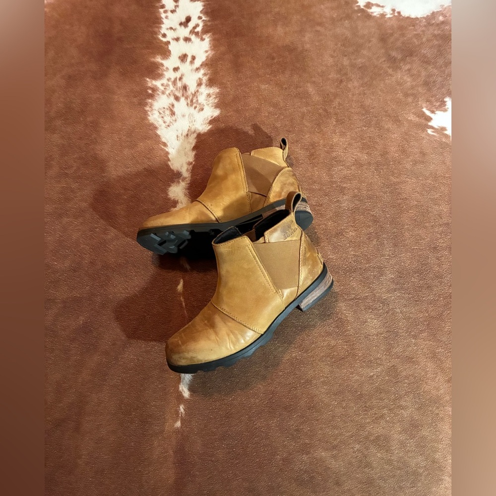 Women's Sorel boots waterproof 
size 6
No major flaws